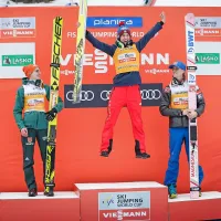  Najboljši skakalci sezone - z leve  drugouvrščeni Nemec Richard 
Freitag, zmagovalec, Poljak  Kamil Stoch in tretjeuvrščeni v 
skupnem seštevku Norvežan Daniel-Andre Tande.