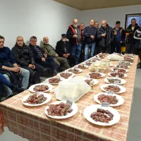 Udeleženci prvega ocenjevanje brkinskih klobas in salam so lahko 
poskusili vzorce vseh mesnin. 