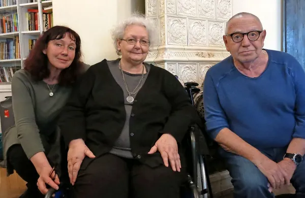 Avtorici romana Istomesečniki Svetlani Slapšak (v sredini) sta se na predstavitvi v Društvu slovenskih 
pisateljev pridružila prevajalka Seta Knop in pisec spremne besede Dušan Jovanović. 