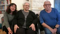 Avtorici romana Istomesečniki Svetlani Slapšak (v sredini) sta se na predstavitvi v Društvu slovenskih 
pisateljev pridružila prevajalka Seta Knop in pisec spremne besede Dušan Jovanović. 
