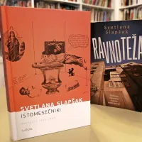 Roman, ki je v srbskem izvirniku naslovljen  Ravnoteža, se v 
slovenskem prevodu imenuje Istomesečniki.