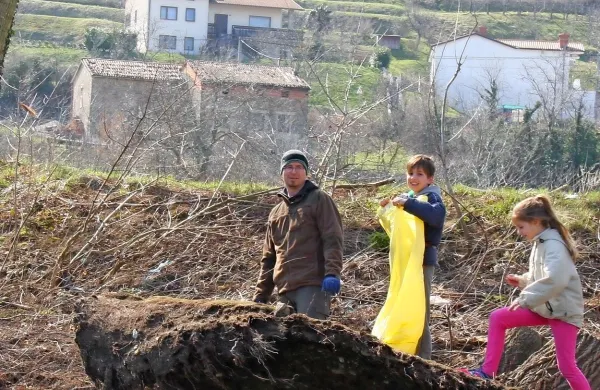 V Ajdovščini in Vipavi so za burjo pospravljali predvsem po 
obrežjih rek.
