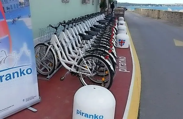 Za ljubitelje kolesarjenja je v Piranu ponovno na voljo izposoja 
mestnih koles Piranko. 