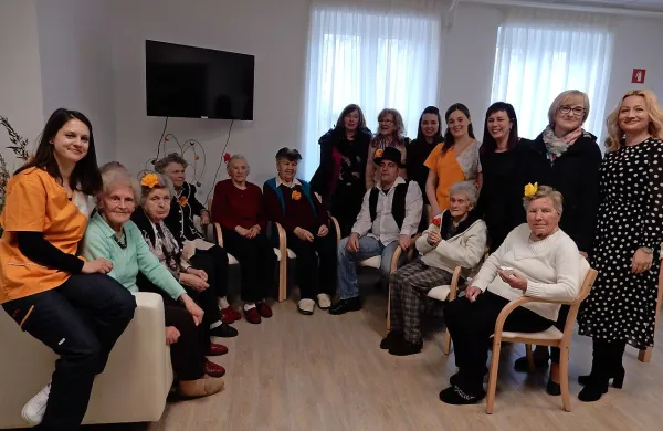 Po treh mesecih so uporabniki dnevnega centra Ruj zadovoljni, da 
se v njem vsak dan družijo, razgibavajo, ustvarjajo, ... 