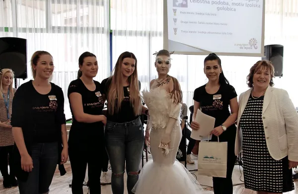 Ekipa, ki je ustvarila nagrajeno podobo Bele izolske golobice (z 
leve):  Sara Vičič, Karen Podvršček, Maja Zugan, Ana Marc, Martina 
Dodič in ravnateljica Adelija Perne.