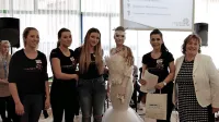 Ekipa, ki je ustvarila nagrajeno podobo Bele izolske golobice (z 
leve):  Sara Vičič, Karen Podvršček, Maja Zugan, Ana Marc, Martina 
Dodič in ravnateljica Adelija Perne.