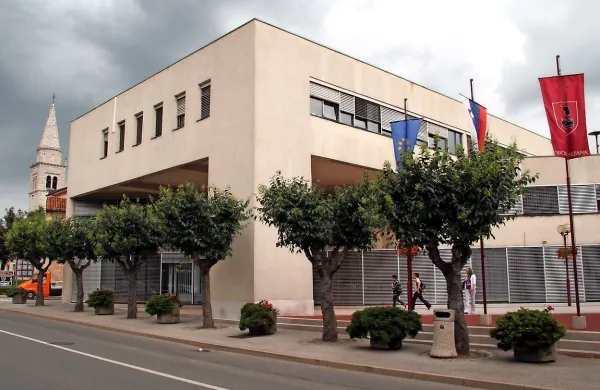 Na koprskem okrožnem sodišču se je pred dnevi zaključilo sojenje 
Dolenjcu, ki je  nastopal kot posrednik pri izdaji ponarejenega 
vozniškega dovoljenja. Pred desetimi leti ga je izdala nekdanja 
uradnica sežanske upravne enote.