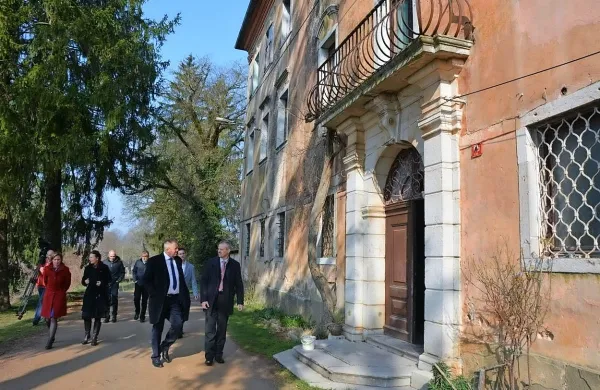 Župan Robert Smrdelj je posestvo Ravne in dvorec, ki bi ga radi  
spremenili v luksuzni hotel, včeraj pokazal  ministru Zdravku 
Počivalšku in njegovim sodelavcem. 