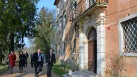 Župan Robert Smrdelj je posestvo Ravne in dvorec, ki bi ga radi  
spremenili v luksuzni hotel, včeraj pokazal  ministru Zdravku 
Počivalšku in njegovim sodelavcem. 
