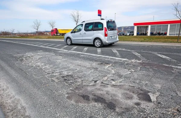 Razdrapana bertoška vpadnica terja takojšnje krpanje
