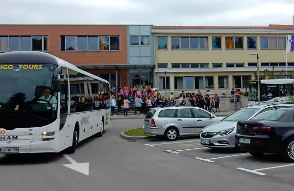 Večina otrok, ki bivajo zunaj kraja šolanja, se k pouku pripelje z 
avtobusi, na nekaterih relacijah pa organiziranega prevoza ni. 