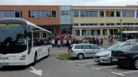 Večina otrok, ki bivajo zunaj kraja šolanja, se k pouku pripelje z 
avtobusi, na nekaterih relacijah pa organiziranega prevoza ni. 