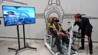 Tako je Sašo Knez (desno) pospremil vzlet polkovnika Blaža Pavlina. Originalen sedež iz letala MiG-21 in nekaj druge opreme v kombinaciji z virtualno resničnostjo nudi pristno letalsko izkušnjo. 