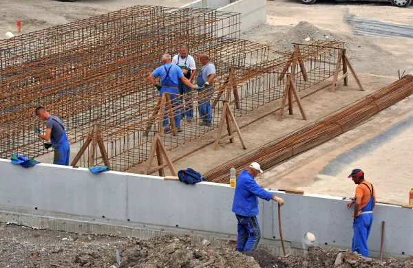 Največje je pomanjkanje kadrov  v gradbeništvu, saj tudi delavci iz 
nekdanje Jugoslavije za boljšimi plačami uhajajo v Evropo.