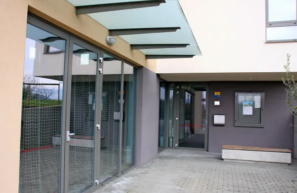 V Plačah so pred tremi leti odprli dom krajanov z dvorano, 
zasnovano za badminton, v njej pa se vrstijo tudi druge prireditve. 