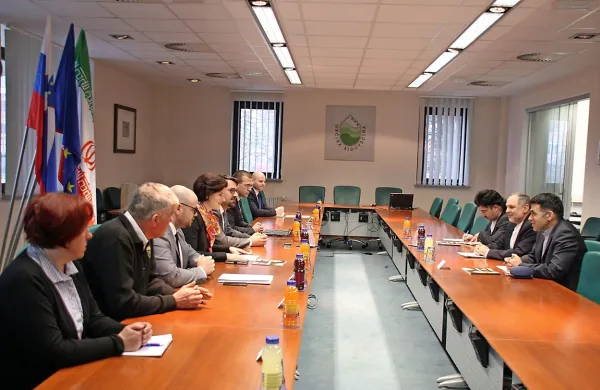 Iranski veleposlanik je podjetjem iz Vipavske doline obljubil 
pomoč pri iskanju partnerjev  na iranskem  tržišču. 

 
