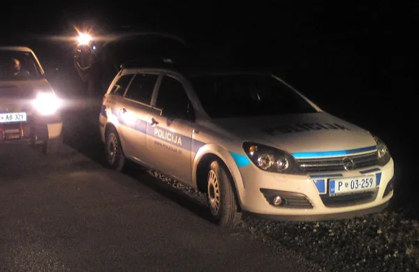 Bistriški policisti so med prazničnimi dnevi pred koncem lanskega 
leta ustavili tri avtomobile, prvi je vozil v predhodnici, v drugih 
dveh pa je bilo osem prebežnikov iz Pakistana. 