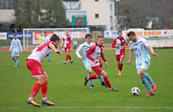 Nogometaši Gorice (v modro-belih dresih) so na zadnji tekmi v 
športnem parku ugnali Aluminij, ki ga bodo  v torek gostili v 
pokalnem tekmovanju.  