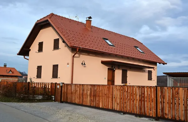 Luka Koper je na sodišču v Kopru uspela s tožbo, v kateri je 
zatrjevala, da je Časarjev dolg na nepremičninah v Portorožu in 
Lendavskih Goricah (na fotografiji) ničen.