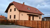 Luka Koper je na sodišču v Kopru uspela s tožbo, v kateri je 
zatrjevala, da je Časarjev dolg na nepremičninah v Portorožu in 
Lendavskih Goricah (na fotografiji) ničen.
