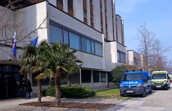 V sredo popoldne so trojico osumljenih pripeljali na zaslišanje k 
preiskovalni sodnici koprskega okrožnega sodišča. 