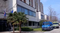 V sredo popoldne so trojico osumljenih pripeljali na zaslišanje k 
preiskovalni sodnici koprskega okrožnega sodišča. 
