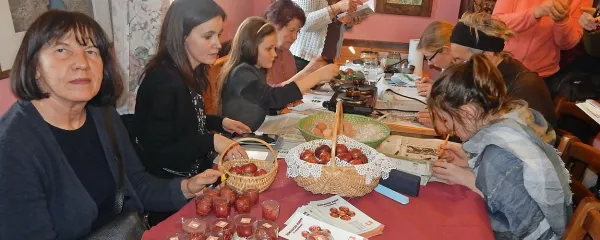 Lucija Škejcova (prva levo) skupaj z društvom Kobilja glava obuja 
tradicijo pisanja oziroma praskanja pierhov v Benečiji. 