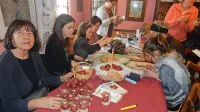 Lucija Škejcova (prva levo) skupaj z društvom Kobilja glava obuja 
tradicijo pisanja oziroma praskanja pierhov v Benečiji. 