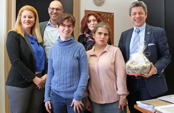 Predstavniki in uporabnici Šenta (na fotografiji z županom Igorjem Marentičem) so prejšnji teden s 
podpisom pogodbe uradno prevzeli nove prostore. 