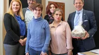 Predstavniki in uporabnici Šenta (na fotografiji z županom Igorjem Marentičem) so prejšnji teden s 
podpisom pogodbe uradno prevzeli nove prostore. 