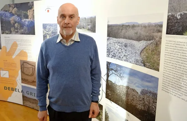 Urednik zbornika Dejan Vončina pri razstavnih panojih v Parku 
vojaške zgodovine, kjer je na ogled tudi razstava o gradišču Debela 
griža pri Volčjem Gradu. 