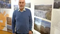 Urednik zbornika Dejan Vončina pri razstavnih panojih v Parku 
vojaške zgodovine, kjer je na ogled tudi razstava o gradišču Debela 
griža pri Volčjem Gradu. 