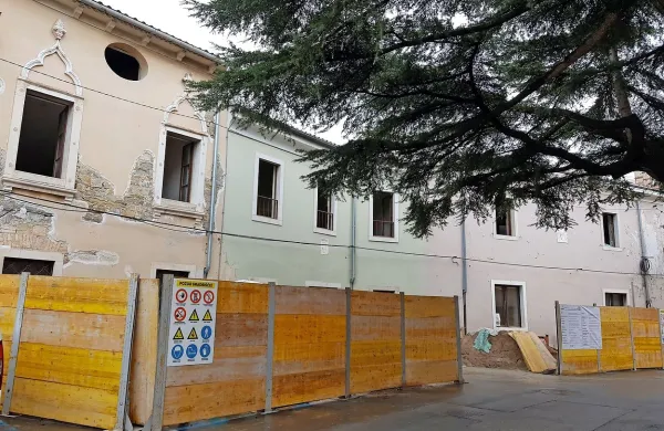 Ob prenovi bodo morali ohraniti gotsko  podobo spomeniško zaščitene palače Sabini-Grisoni (levo).
