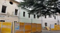 Ob prenovi bodo morali ohraniti gotsko  podobo spomeniško zaščitene palače Sabini-Grisoni (levo).