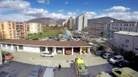 Tretje poslopje zdravstvenega kompleksa v Novi Gorici ne bo le 
rešilo prostorske stiske z ambulantami, ampak bo pod površjem 
zagotovilo več prostora za parkiranje.