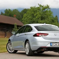 Ob boljših motorjih in opremi je kmalu dvakrat dražja od vstopne 
različice.