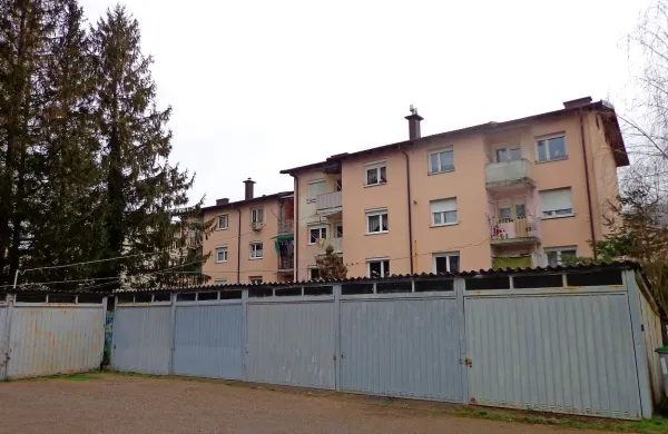 Ob blokih v Prešernovi ulici je 19 garaž, pet jih je občina včeraj prodajala na dražbi, dve je prodala.