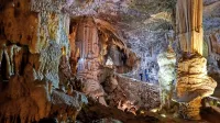 Postojnska jama je bila med prvimi večjimi stalno razsvetljenimi 
objekti na Kranjskem in med prvimi jamami na svetu; poskusno so 
prve žarnice zasvetile že leta 1883, leto kasneje pa je dobila stalno 
električno razsvetljavo.