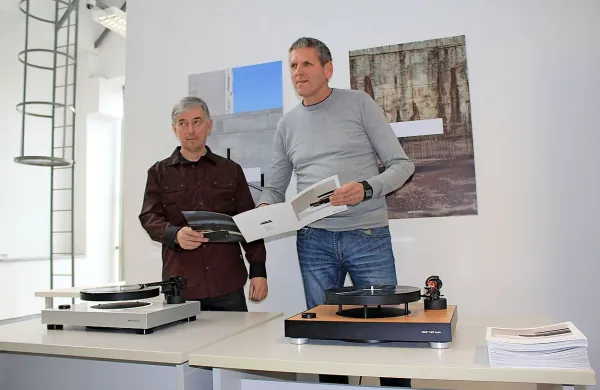 Tomaž Pegan (levo) in Davorin Furlan iz družbe Mag-Lev Audio 
pred  lebdečima gramofonoma. 