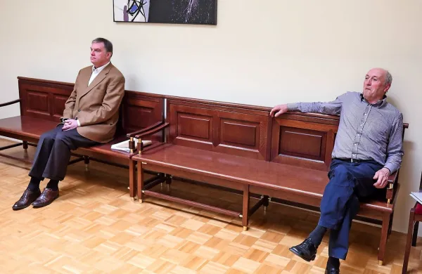 Tudi razdalja na klopi, na katero sta se usedla, je pričala o tem, 
kako se imata Senožejca rada.