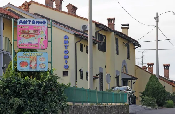 Pred leti so kriminalisti preiskali tudi nočni lokal  Antonio v Komnu 
(kasneje Tanita). 