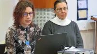 Maja Šinigoj (levo) iz podjetja Locus in Andrejina Nardin iz 
komenske občine sta predstavili nov občinski prostorski načrt.