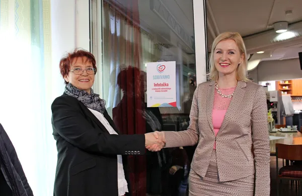 Info točka, namenjena sobivanju starejših