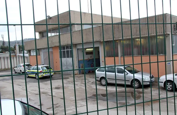 V delavnici koprske policijske uprave naj bi vzdrževalec opral 
plastično cisterno, ostanki snovi v njej pa naj bi dražili usta in oči 
petih zaposlenih. 