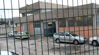 V delavnici koprske policijske uprave naj bi vzdrževalec opral 
plastično cisterno, ostanki snovi v njej pa naj bi dražili usta in oči 
petih zaposlenih. 