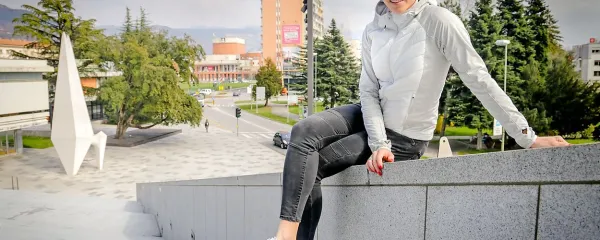 Ana Bucik v središču Nove Gorice, s Trnovsko planoto v ozadju, 
kjer je naredila prve smučarske korake.