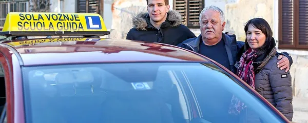 Nataša Perič Orešnik in Jure Hrvatin, prva kandidatka in tisoči 
kandidat, ki sta pri Jurci opravila vozniški izpit, sta se z veseljem 
odzvala vabilu na skupno fotografiranje. In še kot zanimivost: vsi 
trije so v bistvu doma iz Šalare.  