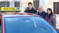 Nataša Perič Orešnik in Jure Hrvatin, prva kandidatka in tisoči 
kandidat, ki sta pri Jurci opravila vozniški izpit, sta se z veseljem 
odzvala vabilu na skupno fotografiranje. In še kot zanimivost: vsi 
trije so v bistvu doma iz Šalare.  