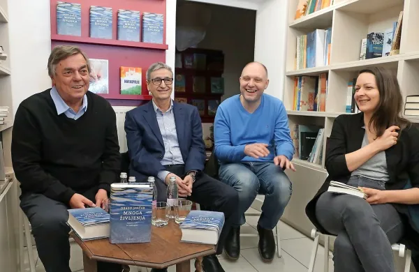 Zajetno knjigo izbranih novel in kratkih zgodb, naslovljeno  Mnoga življenja,  so v Beletrinini knjigarni z avtorjem  Dragom Jančarjem 
(levo) predstavili (z leve) pisec spremne besede Aleksander Zorn, glavni urednik Beletrine Mitja Čander in urednica Špela Pavlič. 
