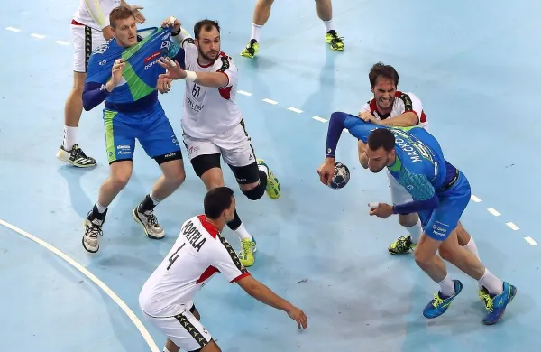 Blaž Blagotinšek (levo v modrem dresu) in Borut Mačkovšek (z 
žogo) sta bila najboljša slovenska strelca na dvobojih z Belorusijo. 